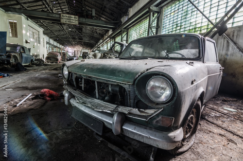 altes auto in lagerhalle