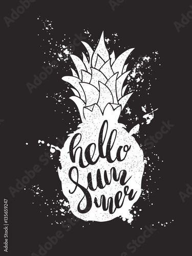 reka-rysujaca-ilustracja-odosobniona-biala-ananasowa-sylwetka-na-czarnym-tle-typografia-plakat-z-napisem-wewnatrz-z-plamami-atramentu-napis-witaj-lato