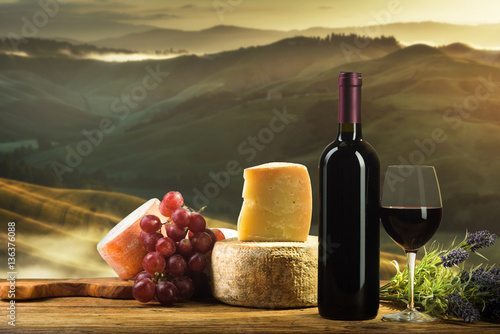 czerwone-wino-w-rocznika-swietle-z-serem-i-owoc
