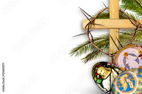 fondo-de-resurreccion-de-pascua-con-una-cruz-corona-de-espinas-ramas-de-palma-y-huevos-de-pascua-pintados