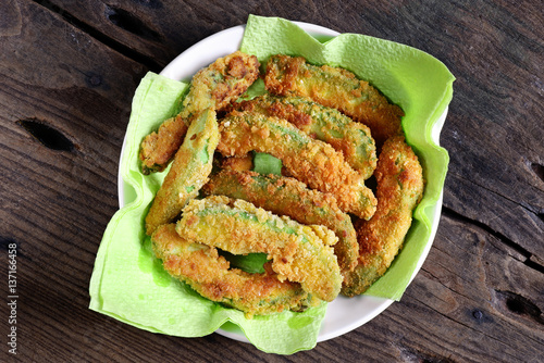 piatto di avocado fritto