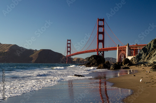 Poster Blick von Marshalls Beach auf die Golden Gate Bridge im Abendlicht in San Francisco, Kalifornien, USA