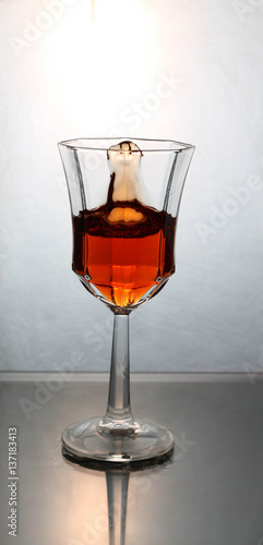 wino-rozpryskiwania-w-szklance