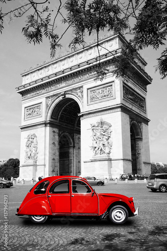 arc-de-triomphe-mit-auto-w-paryzu
