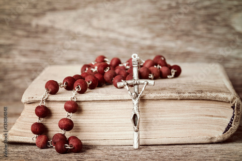 primer-plano-de-libro-de-oraciones-y-rosario