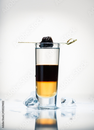 koktajl-alkoholowy-strzal-na-jasnym-tle-zr