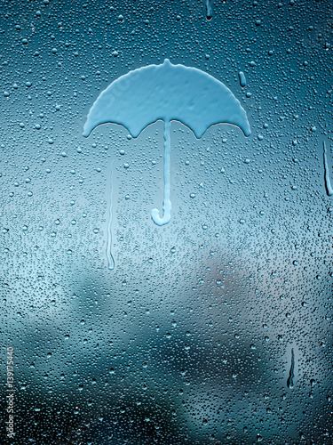 kropla-wody-tworzace-parasol