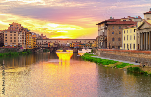 Stampa su Tela famous bridge Ponte Vecchio over Arno river at sunset, Florence, Italy