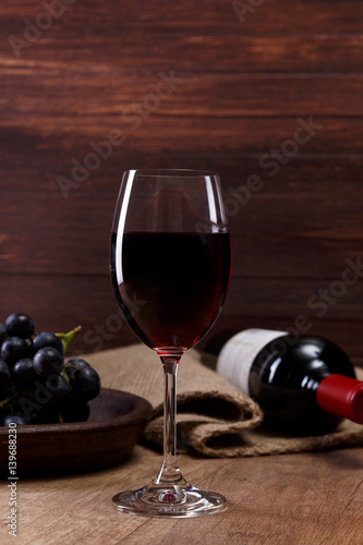 czerwone-wino-butelka-z-kieliszkiem-do-wina-oddzial-ciemny-winogron
