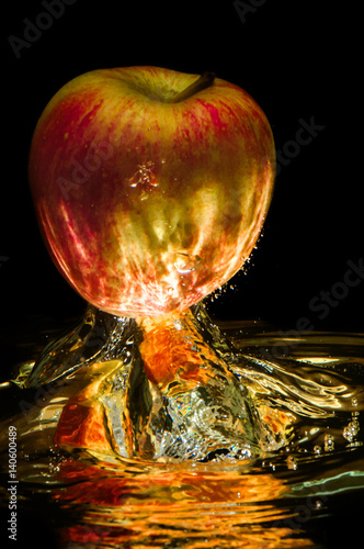 jablka-w-wodzie-z-refleksji-i-splash-na-czarno