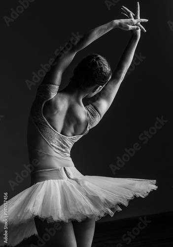 mloda-piekna-balerina-pozuje-w-studiu
