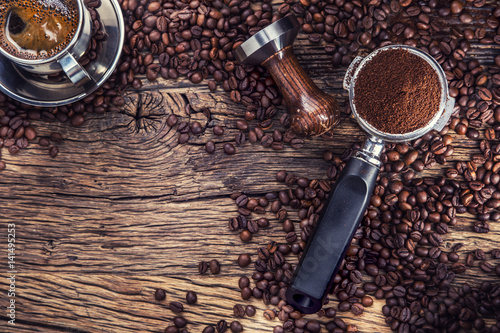 cafe-cafe-negro-con-granos-de-cafe-y-portafiltro-en-la-vieja-mesa-de-madera-de-roble