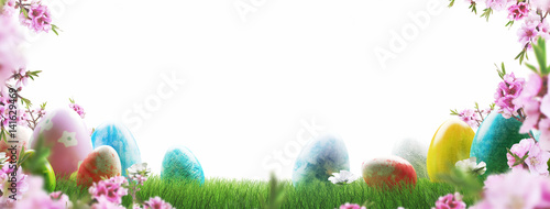 Uova di pasqua colorate nel prato 