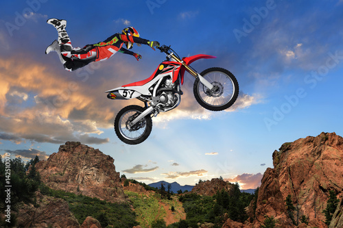 hombre-realizando-acrobacias-en-motocicleta