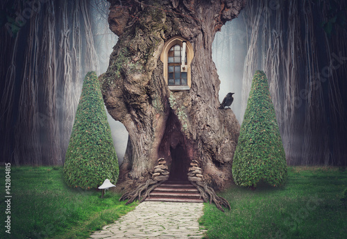 casa-del-arbol-de-hadas-en-el-bosque-oscuro-de-fantasia