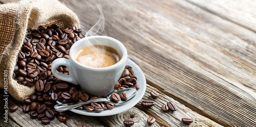 taza-de-cafe-espresso-con-frijoles-en-mesa-vintage