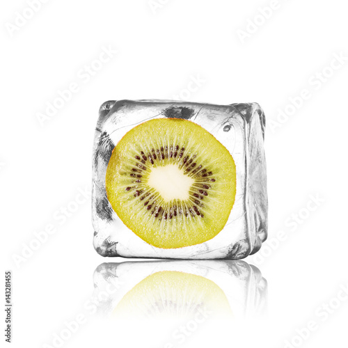 Frische Kiwi im Eiswürfel