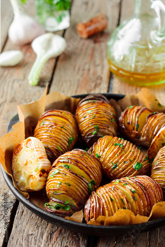 Roasted potatoes with garlic and herbs