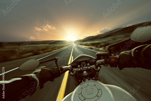 Motorrad auf Landstraße