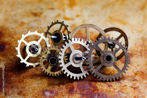 antykwarskiego-zegaru-mechanizmu-steampunk-stylu-cogs-przygotowywaja-kol-makro-widok-rocznika-metalu-osniedzialy-nawierzchniowy-tlo-plytka-glebia-pole