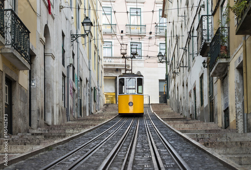kolejowy-i-samotny-zolty-tramwaj-w-lizbonie-w-portugalii