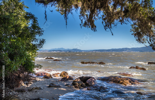 Paisagem com maré cheia.
