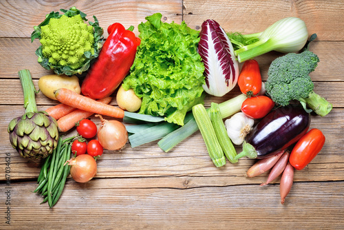 Poster Vegetables on wooden background: tomatoes, leek, zucchini, french beans, roman b