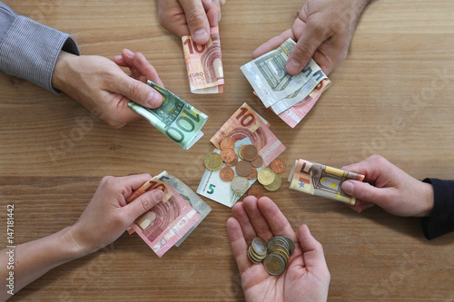 crowdfunding Konzept: viele Hände mit Geldscheinen © monropic