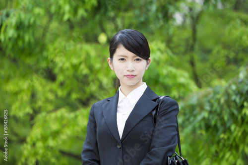 ビジネスウーマン 真剣な眼差し 就活汎用