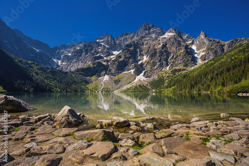 beau-paysage-des-montagnes-tatra-et-eye-of-the-sea