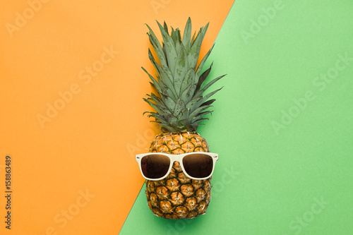 moda-hipster-ananasowy-owoc-jasny-letni-kolor-akcesoria-tropikalny-ananas-z-okularami-przeciwslonecznymi-koncepcja-kreatywnych-sztuki-minimalny-styl-tlo-strony-latem