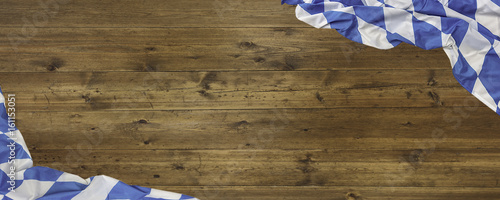 Fototapeta Holzboden mit bayerischen Fahnen
