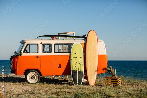 autobus-z-deska-surfingowa,-zdjecie,-widok,-plakat