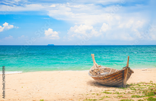 plage-et-bateau-de-peche-koh-lanta-thailande
