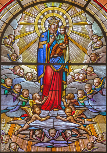 turyn-wlochy-marzec-16-2017-madonna-w-witrazu-koscielny-chiesa-di-san-massimo-projektujacy-prof-mario-barbieris-1949