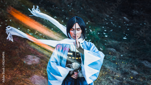 samuraj-dziewczyna-w-tradycyjnym-stroju-trzymajacym-sie-japonskiego-miecza-katana-format-16-9-klatka-filmu