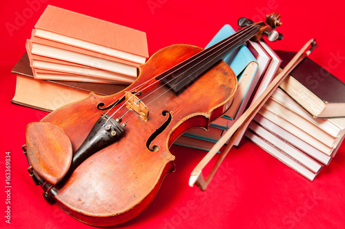 instrumento-musical-viejo-violin-en-un-libro-y-pila-de-libros