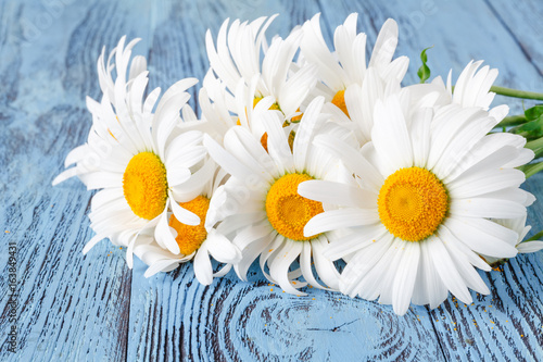 stokrotki-chamomile-kwiaty-na-drewnianym-ogrodowym-stole