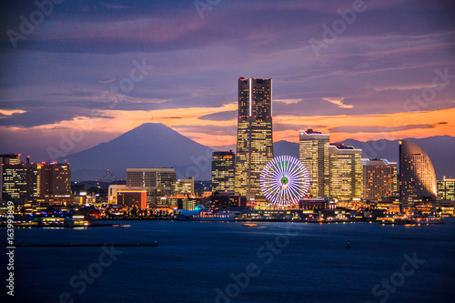 ベイブリッジスカイウォークから横浜港とみなとみらい夜景と黄昏富士山