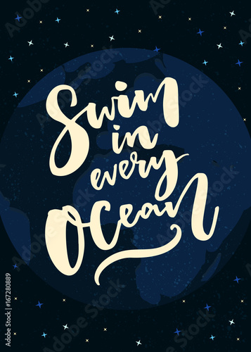 plyn-w-kazdym-oceanie-inspirujacy-plakat-o-podrozach-szczotkarska-kaligrafia-na-astronautycznym-ciemnym-tle-z-ziemska-kula-ziemska