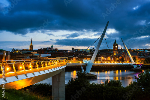 Stampa su Tela Peace bridge in Derry Londonderry in Northern Ireland with city center