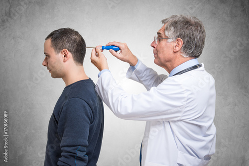 Psychiatrist using a screwdriver to fix a patient mind © Minerva Studio