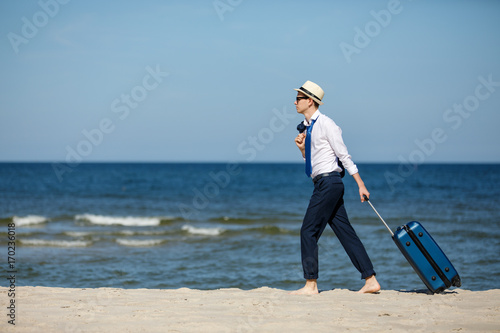 biznesmen-z-walizka-na-plazy,-spacer,-relaks