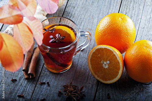 heiser-tee-mit-gewurzen-und-orange-inmitten-herbstlaub