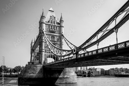 el-puente-de-la-torre-en-blanco-y-negro