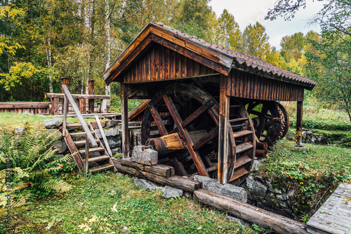 bardzo-stare-zelazo-napedzane-woda-dziala-w-szwecji