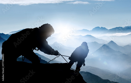 Hilfe beim Aufstieg - Bergsteiger auf einem Gipfel
