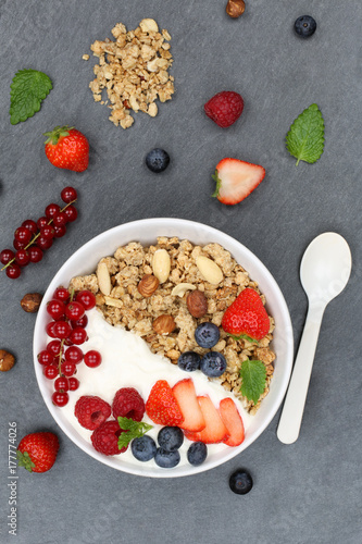Müsli Frühstück Früchte Joghurt Erdbeeren Beeren Schale Schiefertafel Hochformat von oben