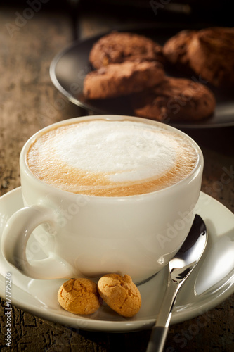 swiezo-warzaca-filizanka-cukierniana-latte-kawa