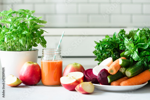 frischer-saft-oder-smoothie-obst-und-gemuse-apfel-karotten-zuckerruben-sellerie-gurken-gemuse-krauter-vegetarier-rohe-lebensmittelkonzept-sauberes-essen-entgiftung